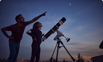 Participantes observando las estrellas con telescopios